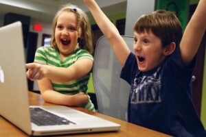 Лонгриды или вертикальные видео: Как совместить длинный текст и короткий формат в 2025